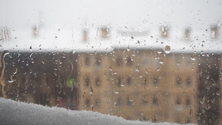 W czwartek pogodowa anomalia. Ulewy, burze i groźny wiatr.