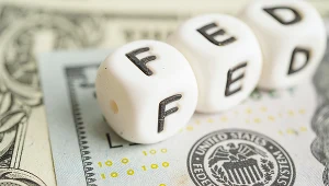 Restrykcyjna polityka monetarna w USA zostanie utrzymana, aż Fed nie będzie mieć pewności, że inflacja zbliża w kierunku celu. 