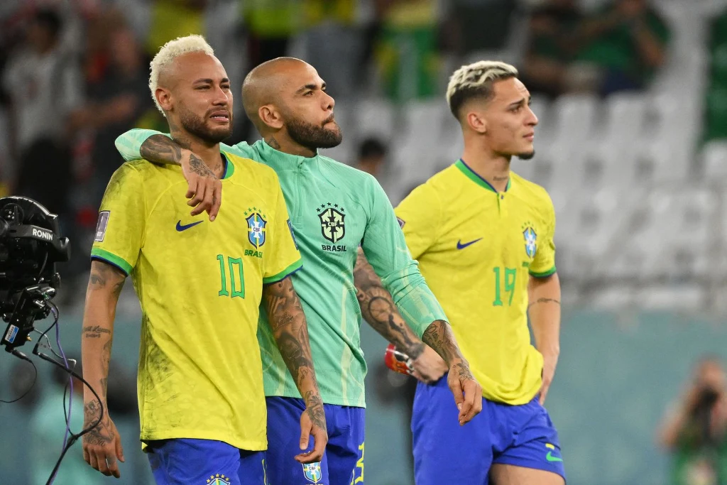 Dani Alves (w środku) może mieć poważne kłopoty Dani Alves (w środku) może mieć poważne kłopoty