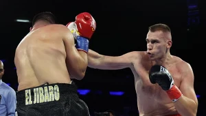 Damian Knyba (z prawej) w grudniu pokonał Emilio Salasa, dzięki czemu podpisał kontrakt z grupą Top Rank