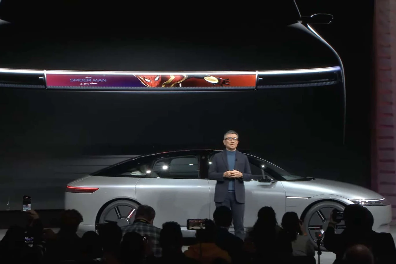 Media bar - ekran między reflektorami będzie mógł wyświetlać dowolną treść Media bar - ekran między reflektorami będzie mógł wyświetlać dowolną treść