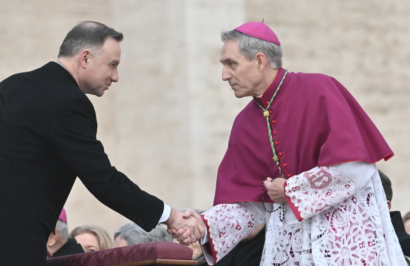 Andrzej Duda pojawił się na pogrzebie papieża seniora.