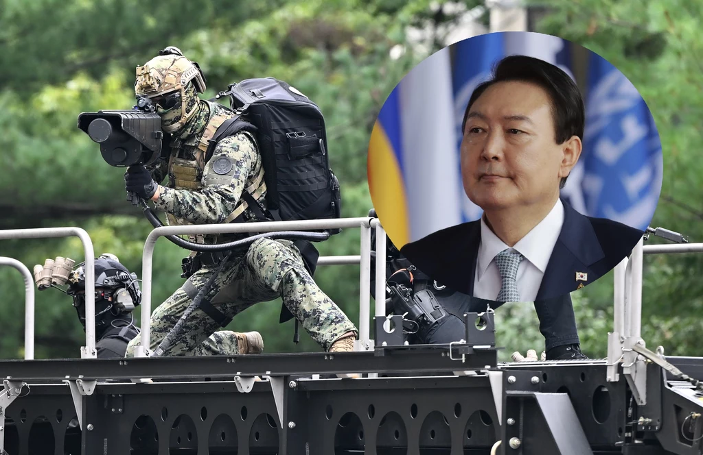 Południowokoreańscy żołnierze z bronią używaną do zestrzeliwania dronów (obok: prezydent Korei Płd. Jun Suk Jeol) Południowokoreańscy żołnierze z bronią używaną do zestrzeliwania dronów (obok: prezydent Korei Płd. Jun Suk Jeol)