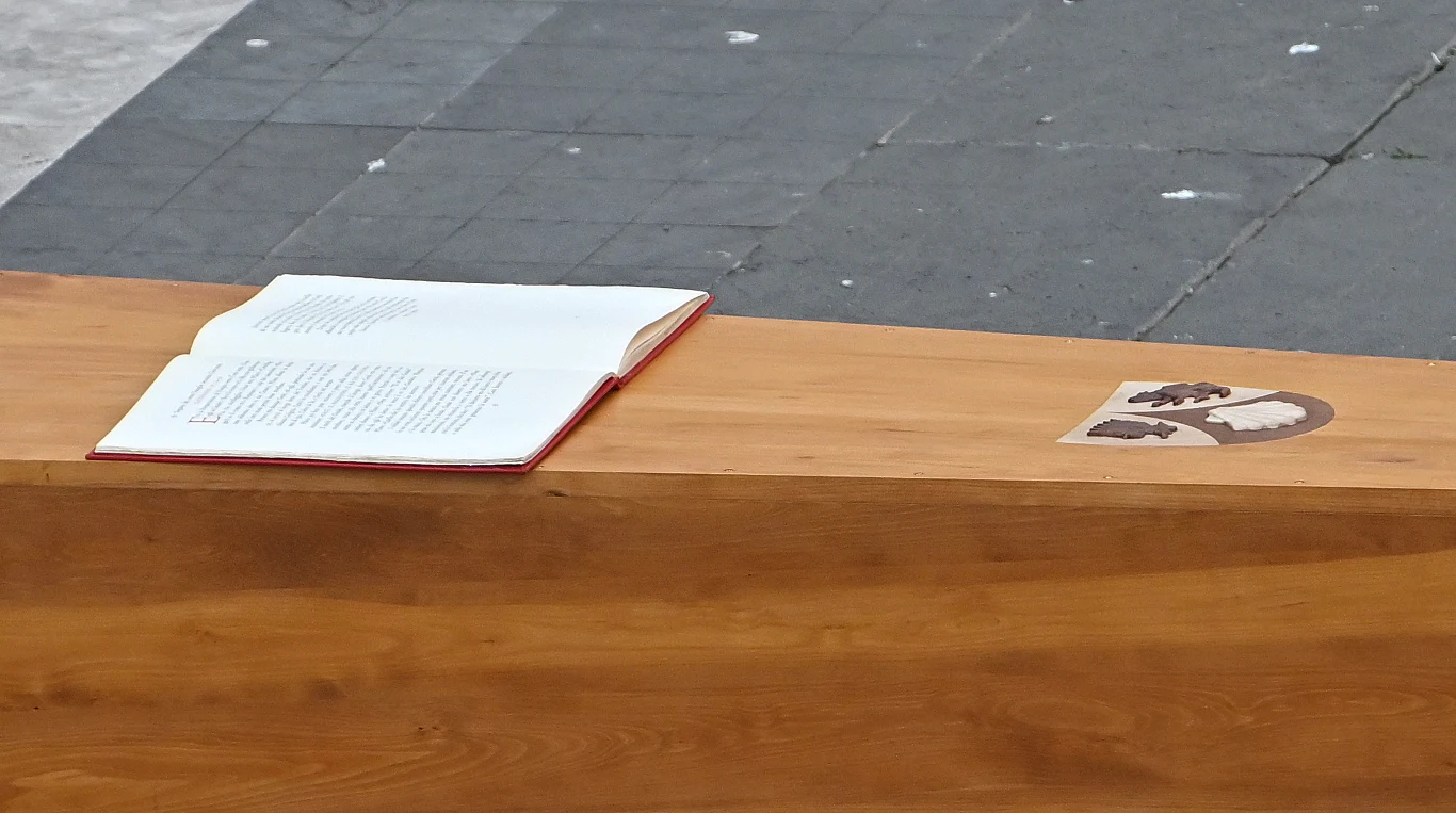 Trumna z ciałem papieża Benedykta XVI.