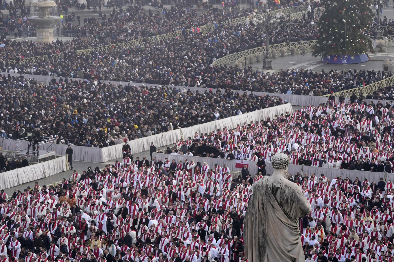 Tłumy na placu św. Piotra. Wierni mogli zaobserwować symboliczne sceny podczas Mszy świętej. W pewnym momencie nisko nad głowami zgromadzonych miały przelecieć czarne ptaki. Natomiast pokryta mgłą kopuła Bazyliki św. Piotra pokazała się na chwilę wraz ze świecącym w słońcu krzyżem jedynie na czas ewangelii. 