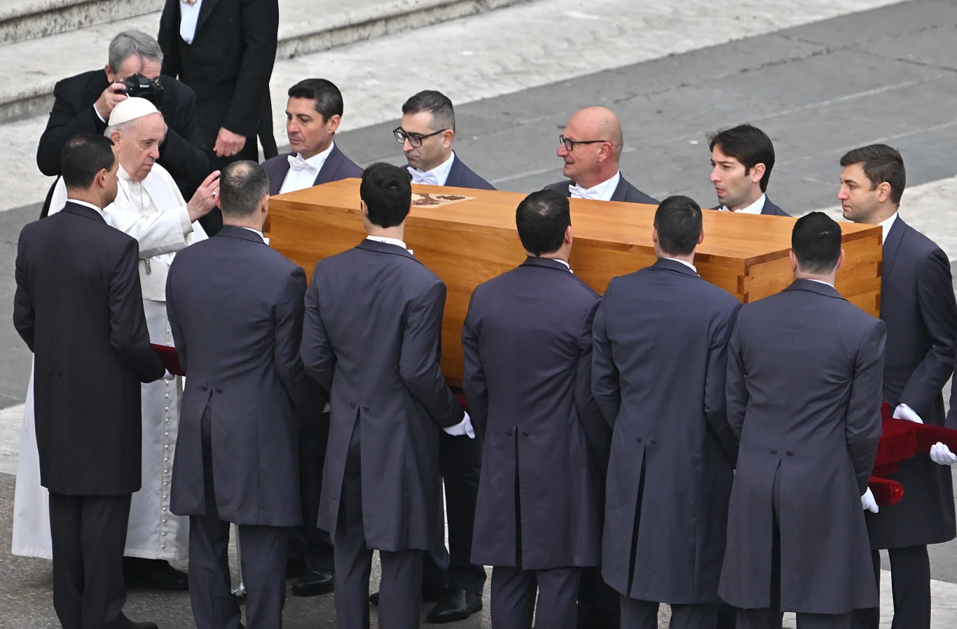 Papież Franciszek przy trumnie z ciałem Benedykta XVI.