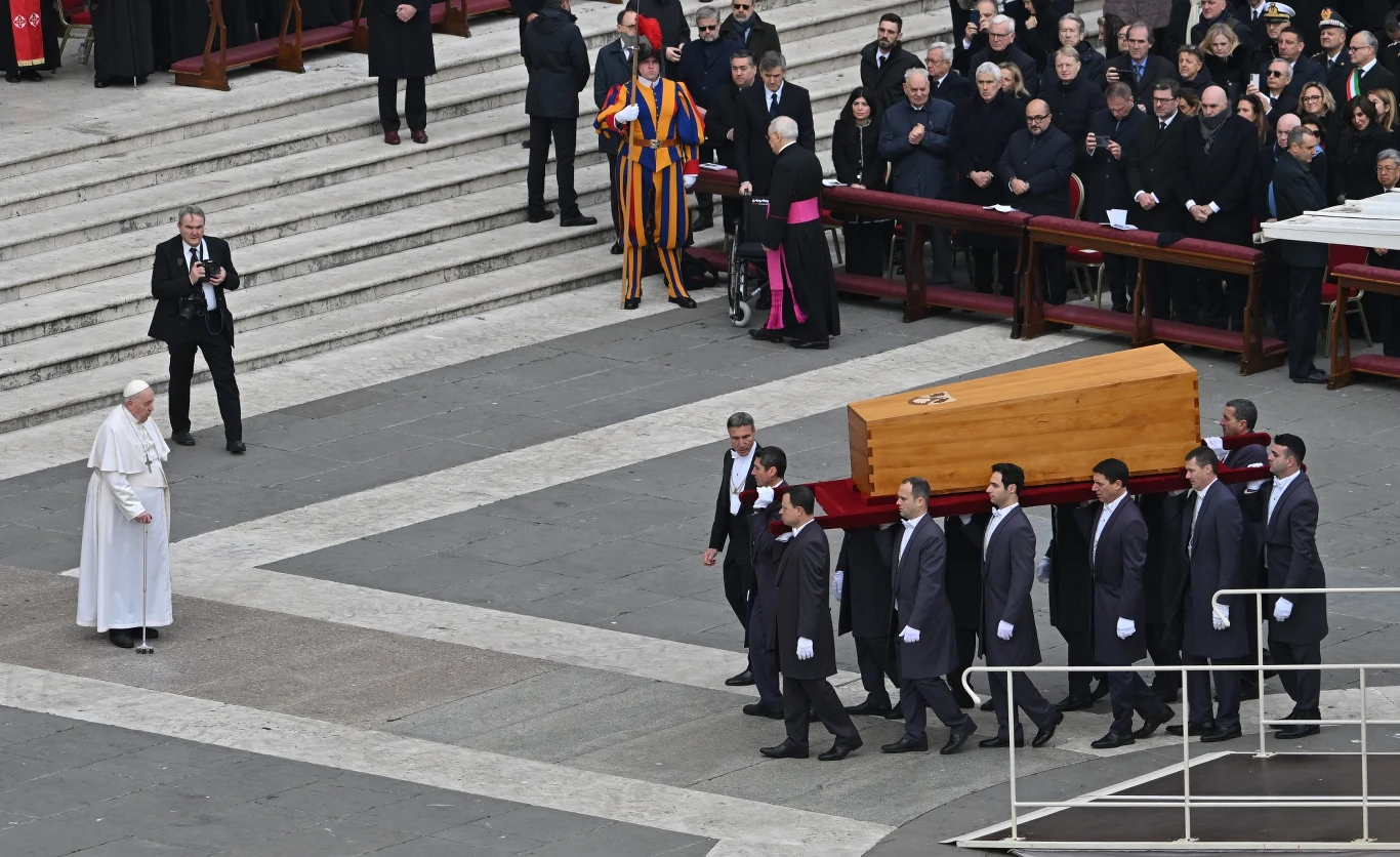 Uroczystości pogrzebowe papieża seniora.