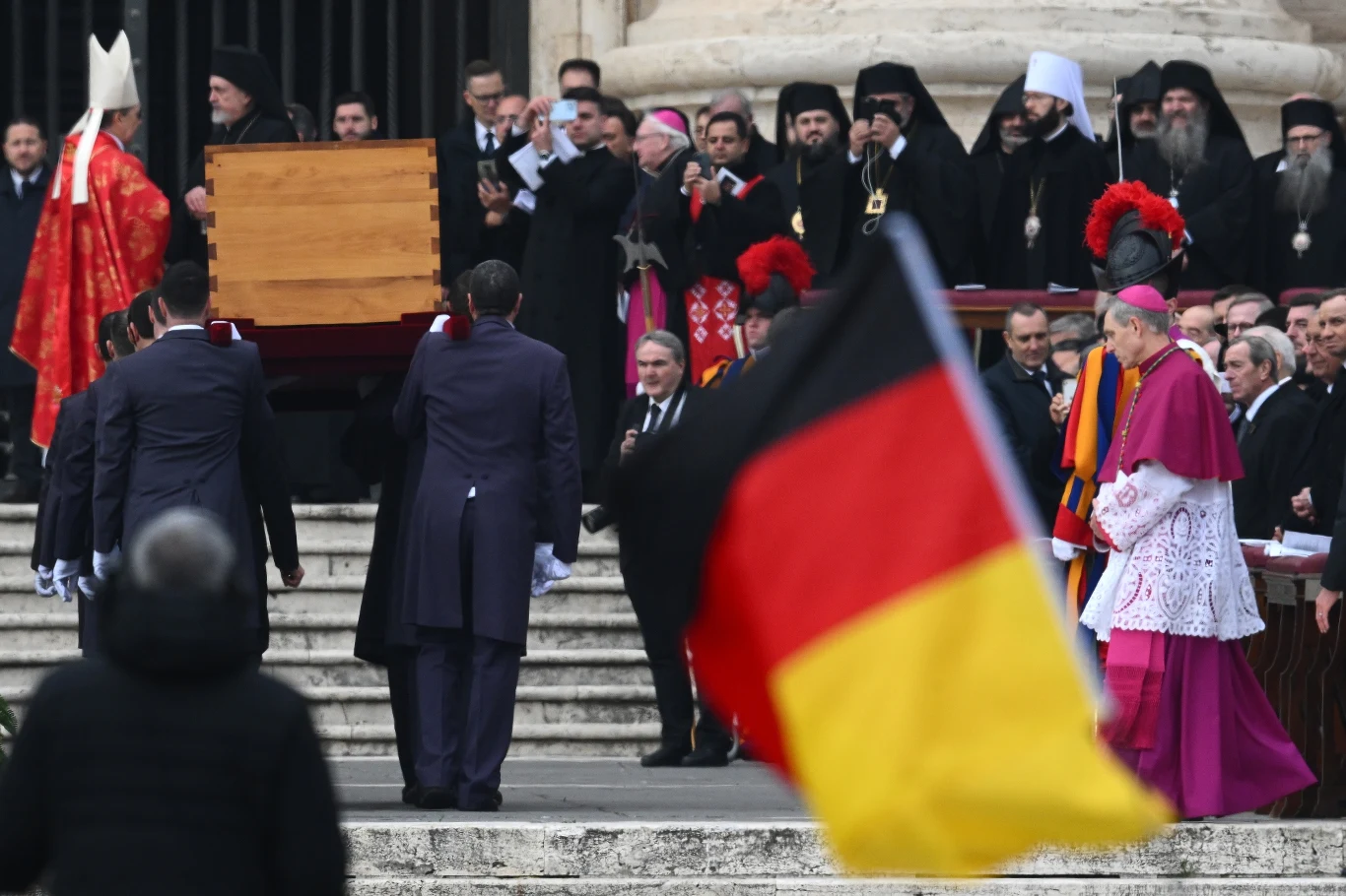 Trumna Benedykta XVI odprowadzona do Grot Watykańskich.