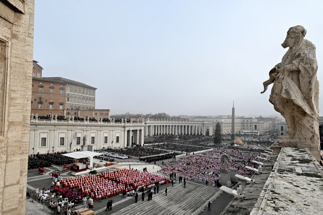 Plac św. Piotra podczas uroczystości pogrzebowych papieża Benedykta XVI