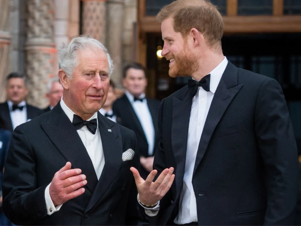 Król Karol III i książę Harry