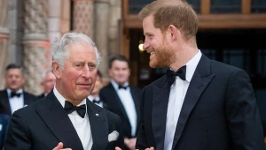 Król Karol III i książę Harry
