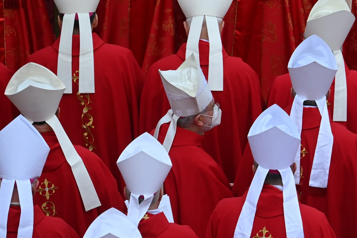 Kardynałowie na placu św. Piotra.