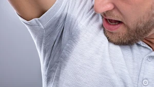 Niepokojącym sygnałem powinna być dla nas sytuacja, w której organizm zaczyna wydzielać zdecydowanie więcej potu niż zazwyczaj, a także, gdy produkcja potu jest ograniczona