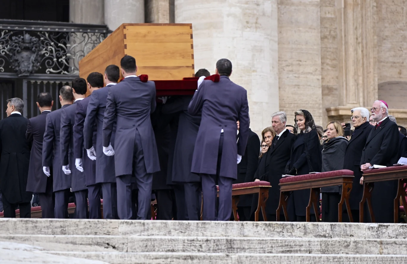 Trumna z ciałem papieża Benedykta XVI.