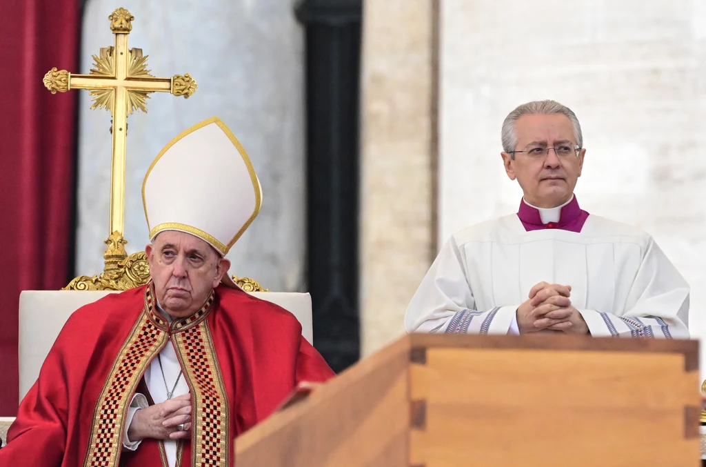 Papież Franciszek uczestniczył w pogrzebie poprzednika Papież Franciszek uczestniczył w pogrzebie poprzednika