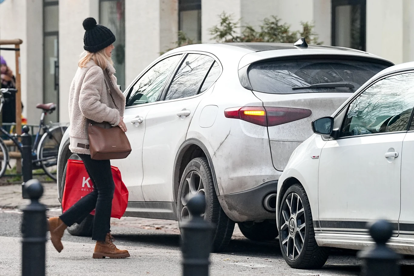 Grażyna Torbicka z torbą pełną warzyw Grażyna Torbicka z torbą pełną warzyw