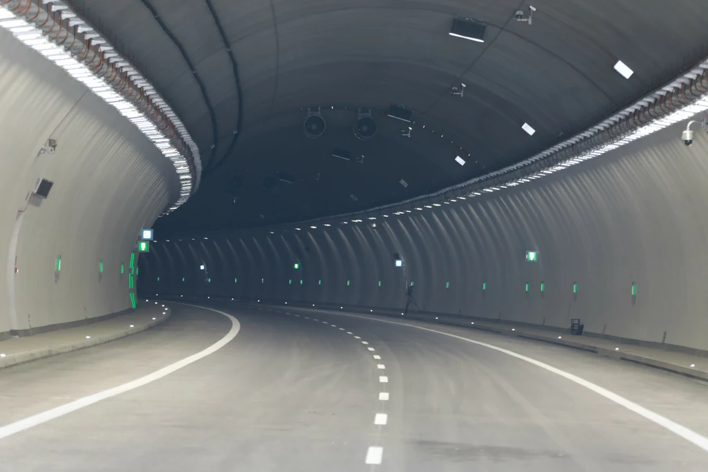 Otwarcie tunelu w ciągu Zakopianki i drogi S7 nastąpiło w połowie listopada 2022 r.