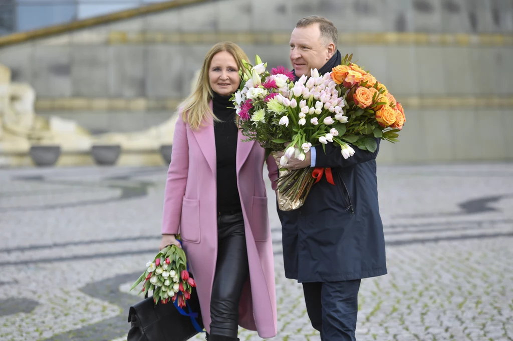 Joanna Kurska w płaszczu o ciekawym kolorze wygląda świeżo i delikatnie 