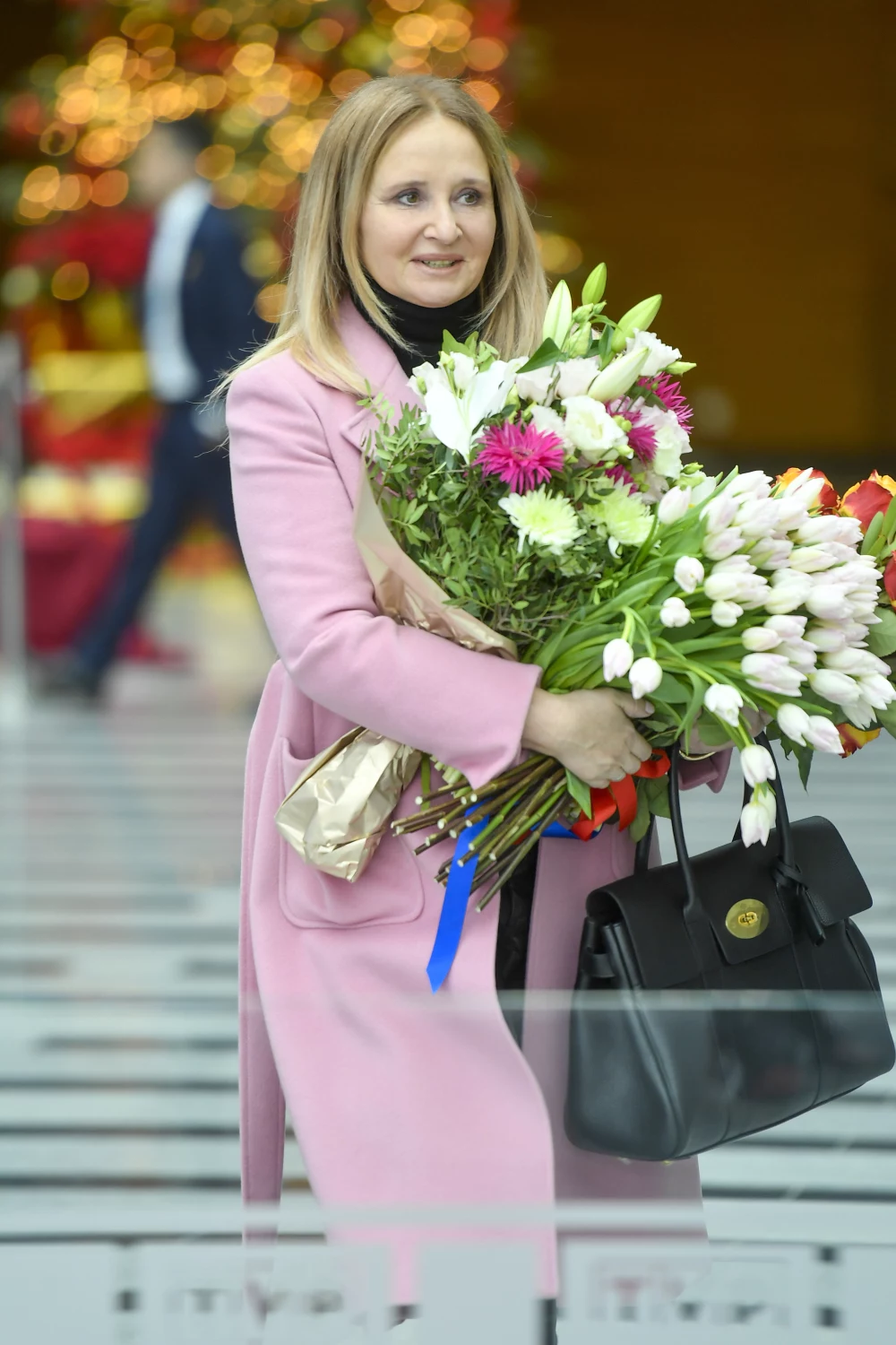 Joanna Kurska opuszczała siedzibę TVP z naręczem kwiatów 