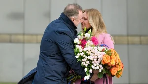 Joanna Kurska z mężem przed budynkiem TVP