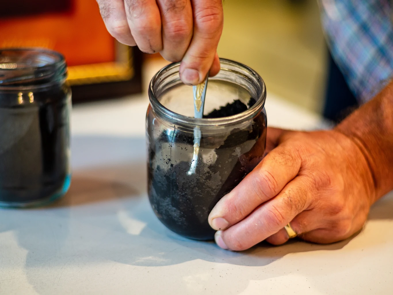 Węgiel aktywny pozyskuje się zazwyczaj z miazgi drzewnej lub skorup orzechów, takich jak kokos