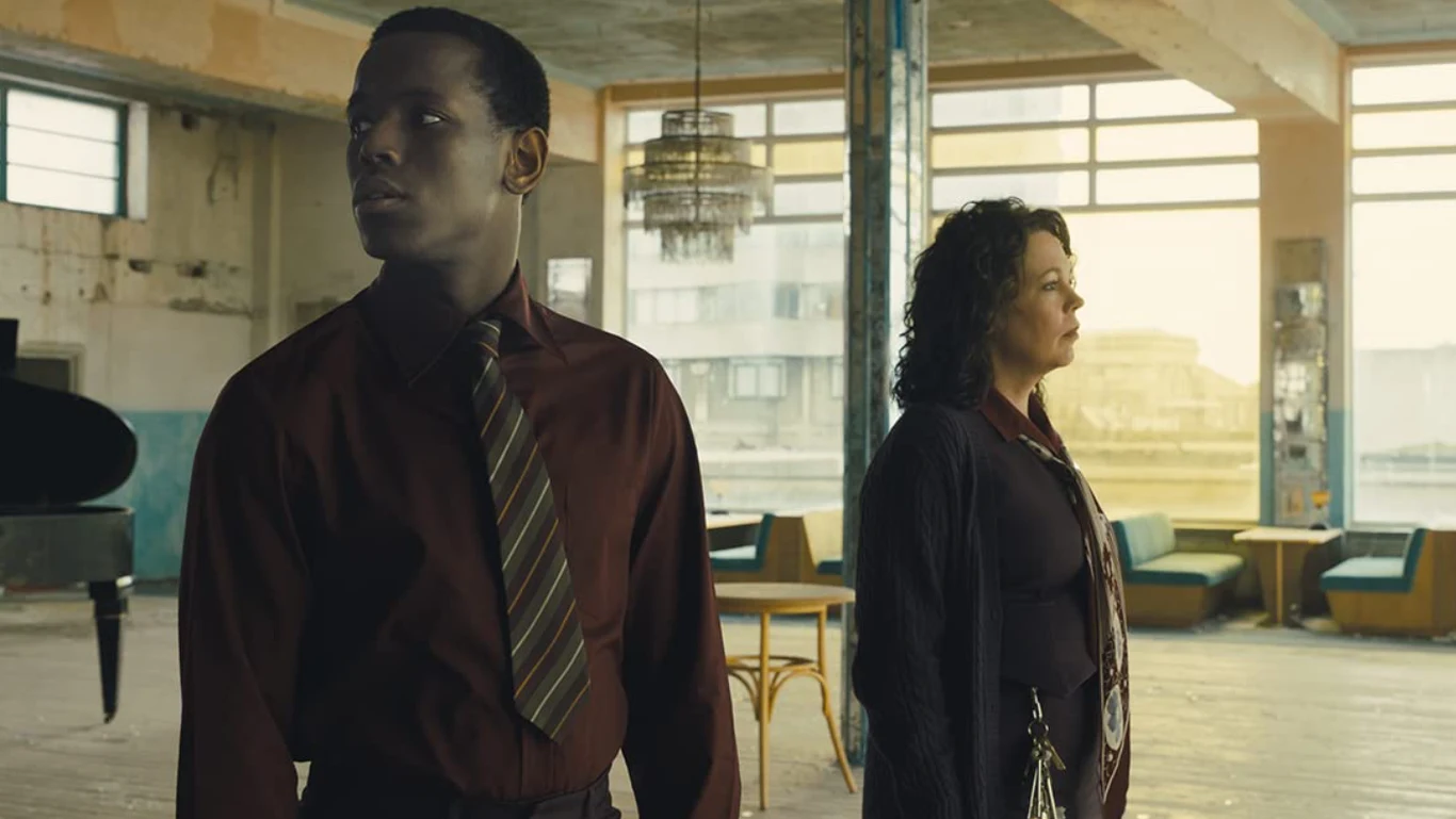 Olivia Colman i Micheal Ward w filmie "Imperium światła"