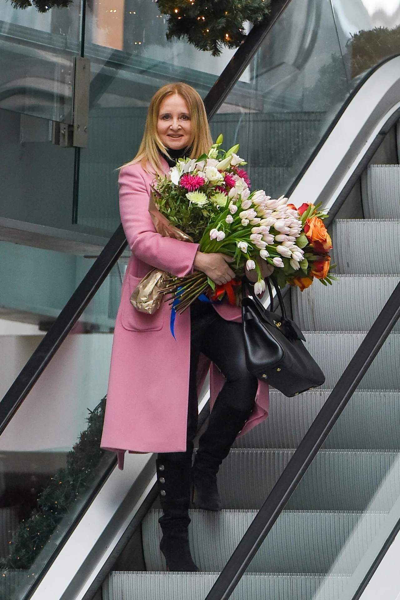 Joanna Kurska z naręczem kwiatów opuszcza gmach TVP