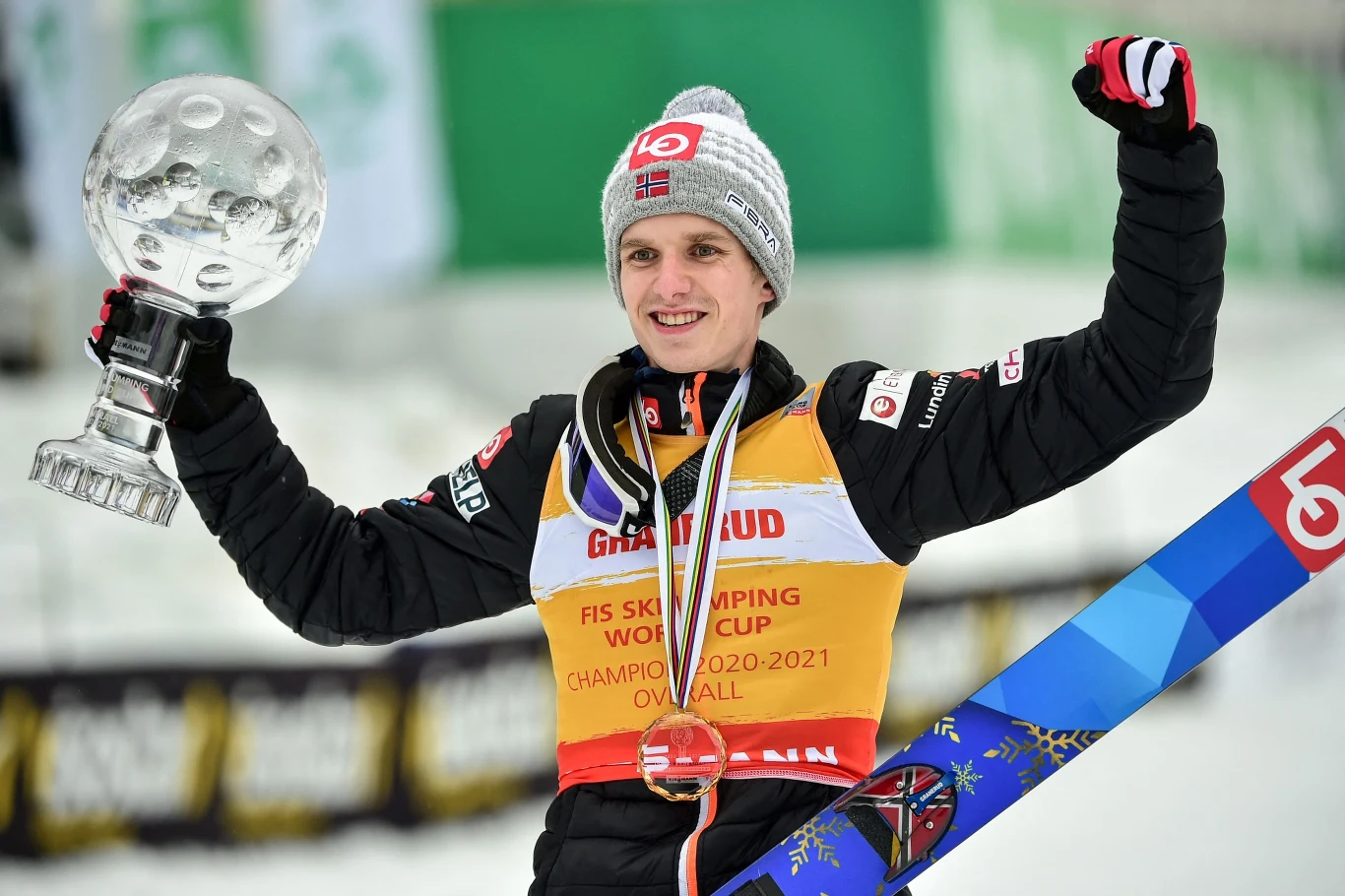 Halvor Egner Granerud z Krształową Kulą za sezon 2020/2021