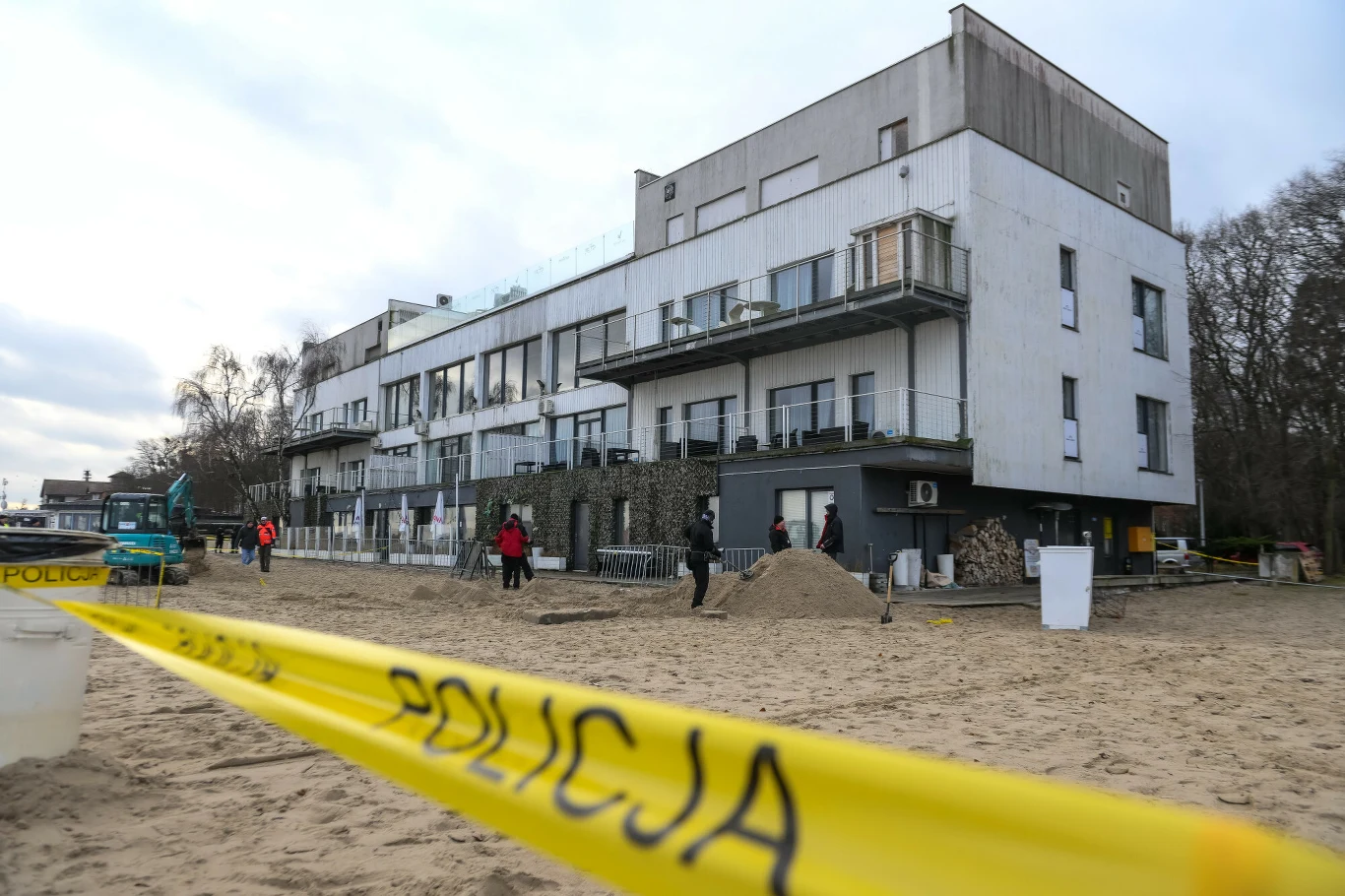 Działania służb na terenie otaczającym sopocki lokal Nowa Zatoka (dawniej Zatoka Sztuki) Działania służb na terenie otaczającym sopocki lokal Nowa Zatoka (dawniej Zatoka Sztuki)