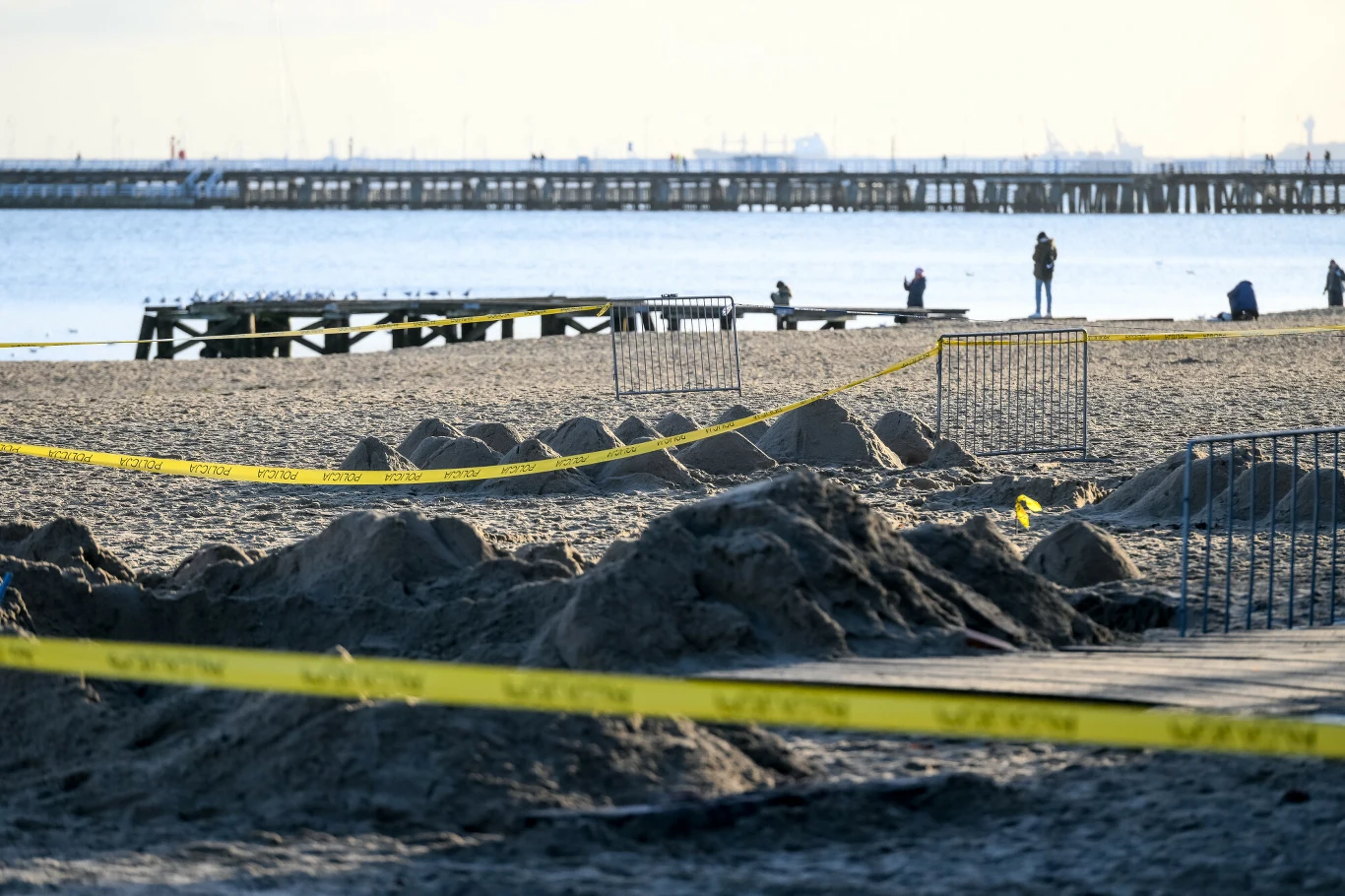 Działania służb na terenie otaczającym sopocki lokal Nowa Zatoka (dawniej Zatoka Sztuki) Działania służb na terenie otaczającym sopocki lokal Nowa Zatoka (dawniej Zatoka Sztuki)