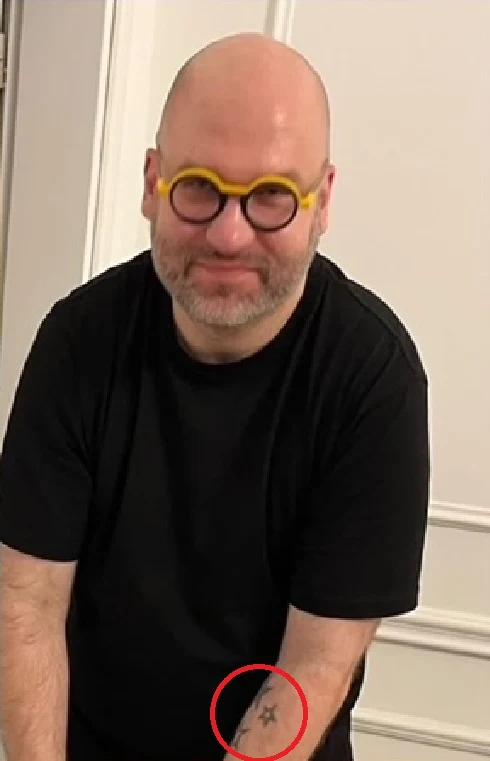 Tomasz Duchnowski ma charakterystyczny tatuaż w gwiazdki na lewym przedramieniu Tomasz Duchnowski ma charakterystyczny tatuaż w gwiazdki na lewym przedramieniu