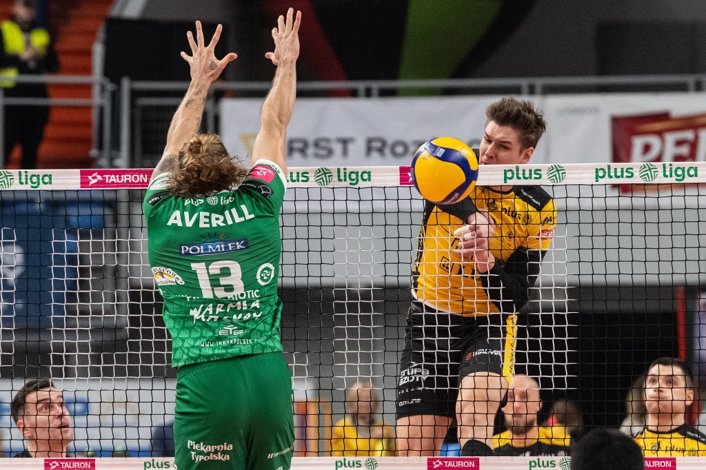 Atakuje Jan Nowakowski, blokować próbuje Taylor Averill Atakuje Jan Nowakowski, blokować próbuje Taylor Averill