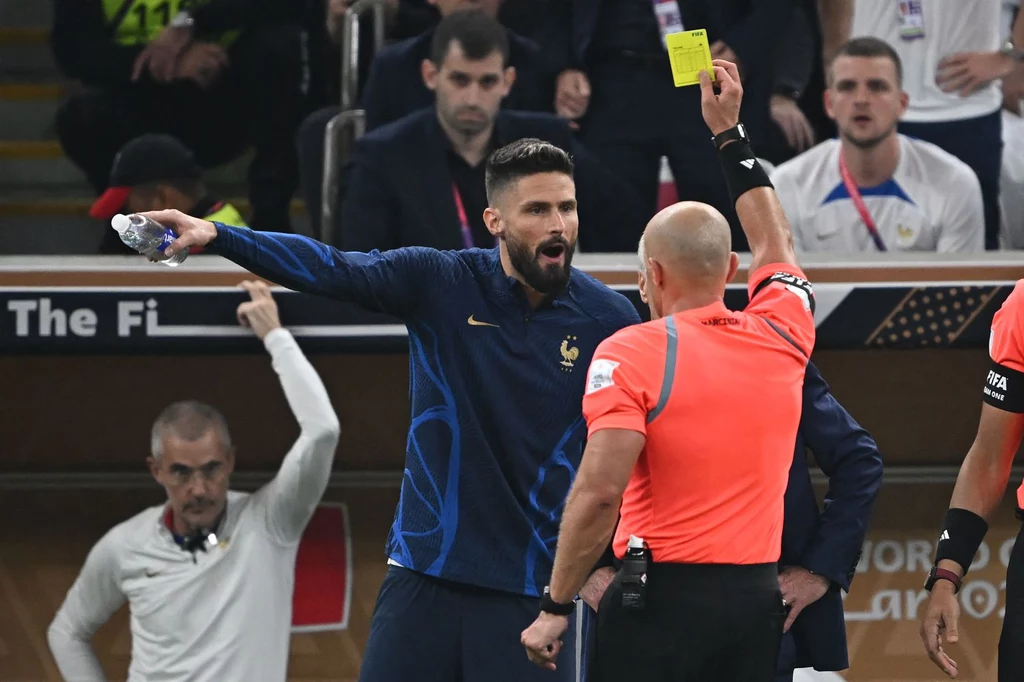 Szymon Marciniak w krótkim spięciu z Olivierem Giroud Szymon Marciniak w krótkim spięciu z Olivierem Giroud