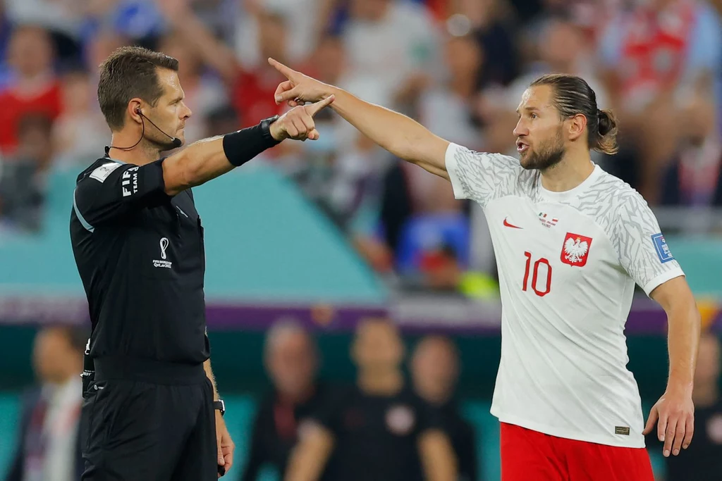 Grzegorz Krychowiak lubi wymienić uwagi z arbitrem Grzegorz Krychowiak lubi wymienić uwagi z arbitrem