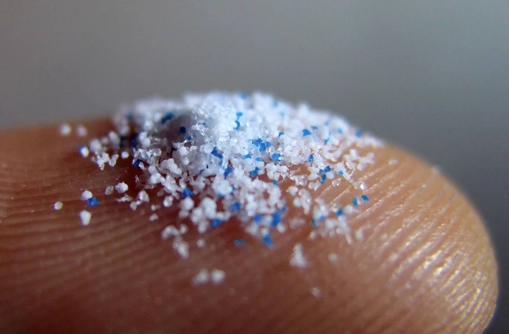 Mikroplastiki odkryto już m.in. w ludzkich płucach i mózgu