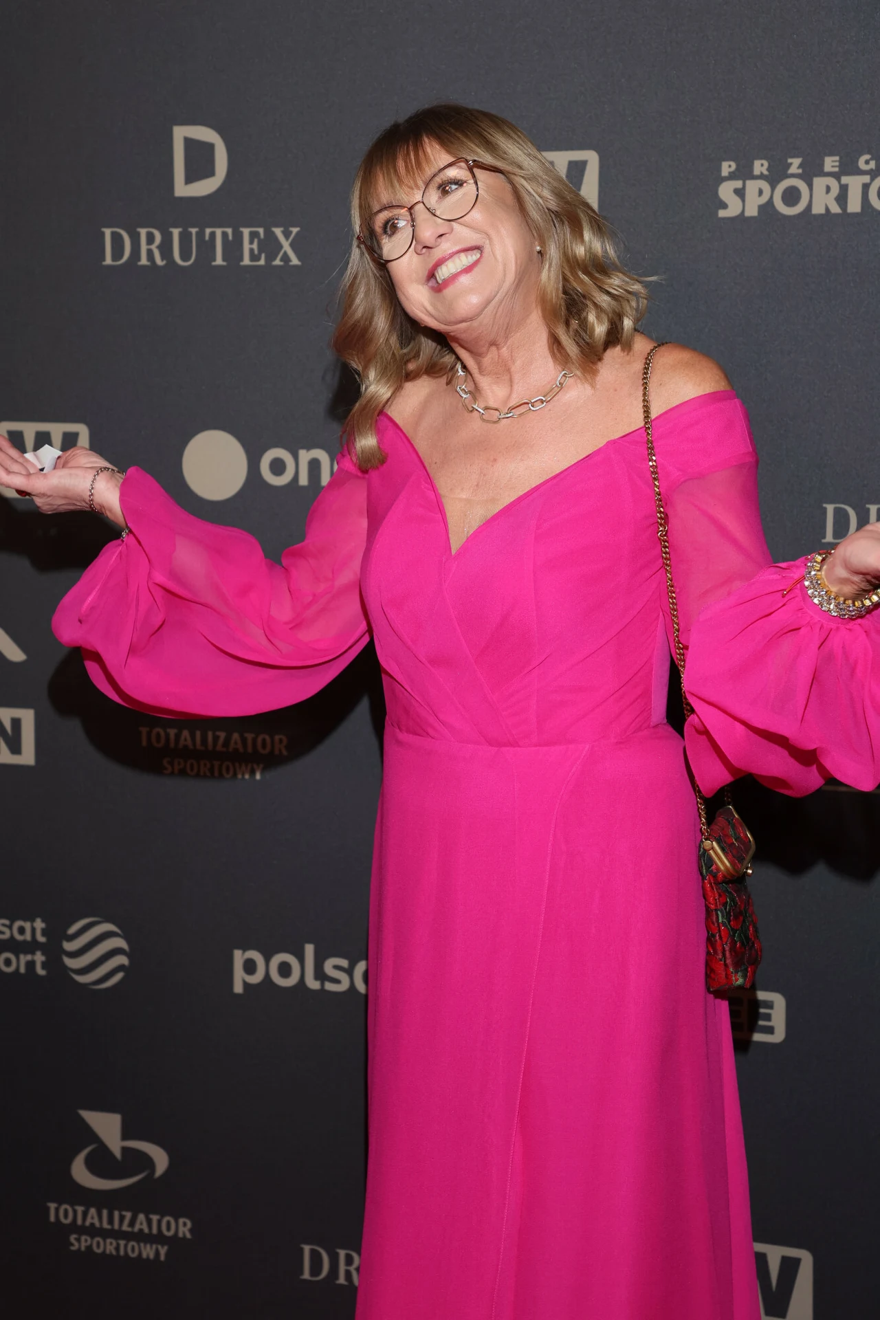 Iwona Lewandowska, mama Roberta Lewandowskiego, w wyrazistej sukni na Gali Mistrzów Sportu.  Iwona Lewandowska, mama Roberta Lewandowskiego, w wyrazistej sukni na Gali Mistrzów Sportu.