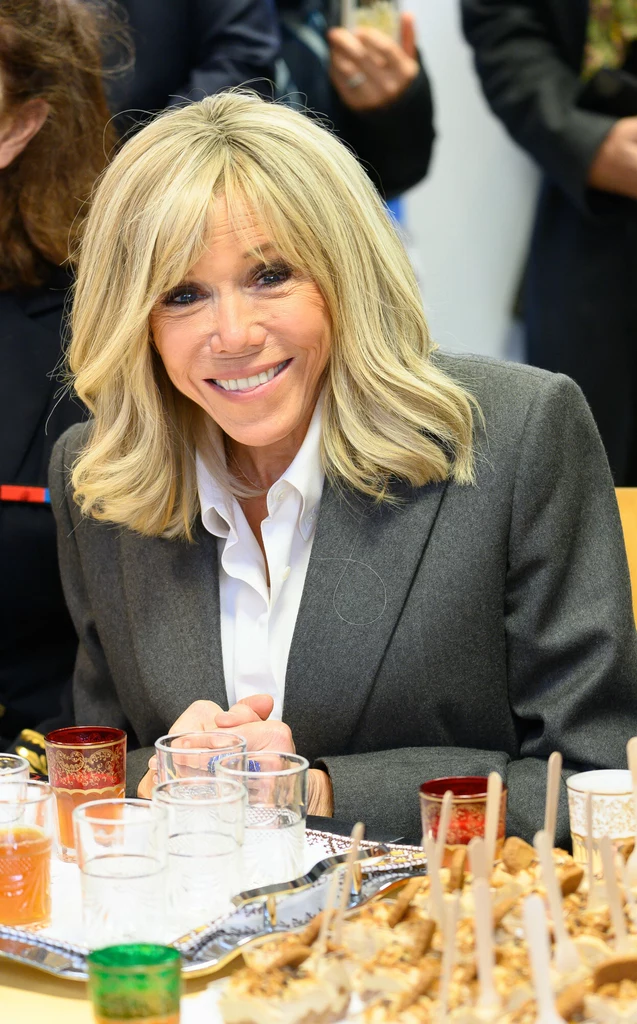 Brigitte Macron uwielbia grzywkę w stylu curtain bangs