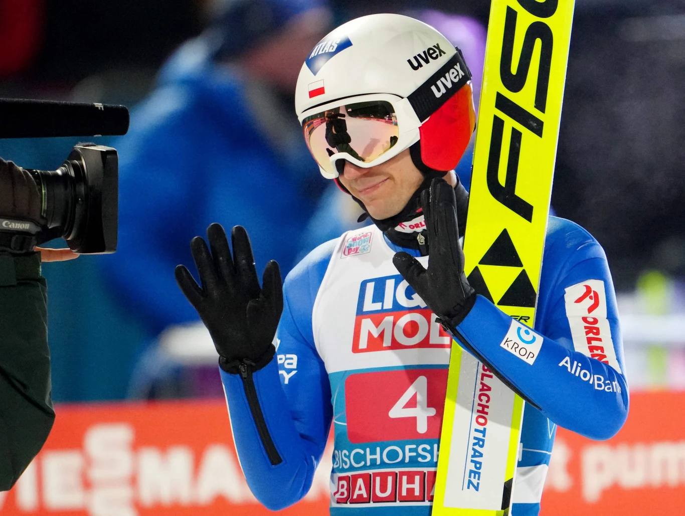 Kamil Stoch to postać, której chyba nikomu nie trzeba przedstawiać. To jeden z najbardziej utytułowanych skoczków narciarskich w historii naszego kraju. Na swoim koncie ma on cztery medale olimpijskie, przy czym aż trzy z nich są koloru złotego. Zawodnik z Zębu jest także multimedalistą mistrzostw świata w narciarstwie klasycznym oraz mistrzostw świata w lotach. Podczas tegorocznych MŚ w Planicy Kamil Stoch zajął szóste miejsce w rywalizacji na skoczni HS 102. Na obiekcie HS 138 był natomiast czwarty - zarówno indywidualnie, jak i drużynowo. W rywalizacji drużyn mieszanych zajął dopiero ósme miejsce.