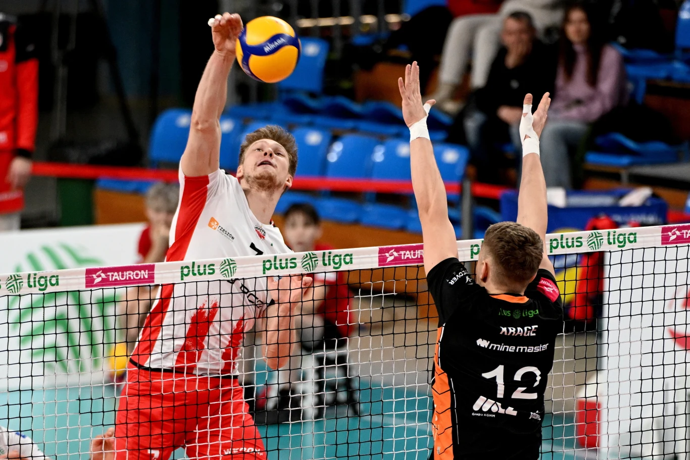 Atakuje Jakub Kochanowski, do bloku skacze Florian Krage