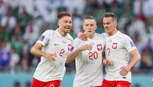 Matty Cash (L), Piotr Zieliński i Arkadiusz Milik