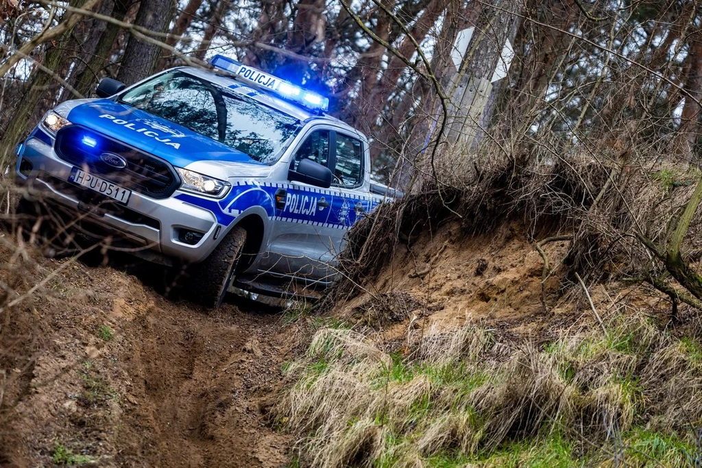 Ford Ranger posiada terenowe opony, napęd na 4 koła i reduktor