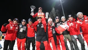 Thomas Thurnbichler ożywił polskie skoki, wziął na barki odpowiedzialność za wyniki Dawida Kubackiego, Kamila Stocha (1. z lewej), Piotra Żyły (trzeci z lewej), ale młodzież jest wciąż daleko za tercetem senatorów