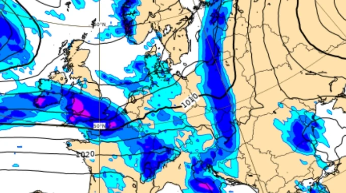 W nocy ze środy na czwartek nad Polską ma przejść fala opadów 