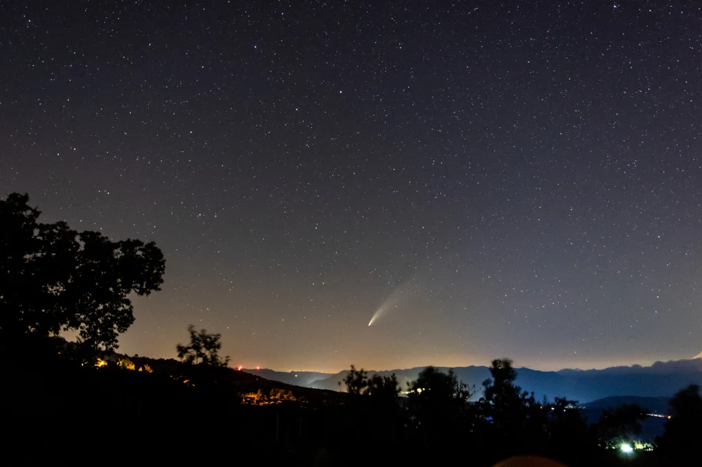 Kometa na nocnym niebie to nieraz spektakularny widok