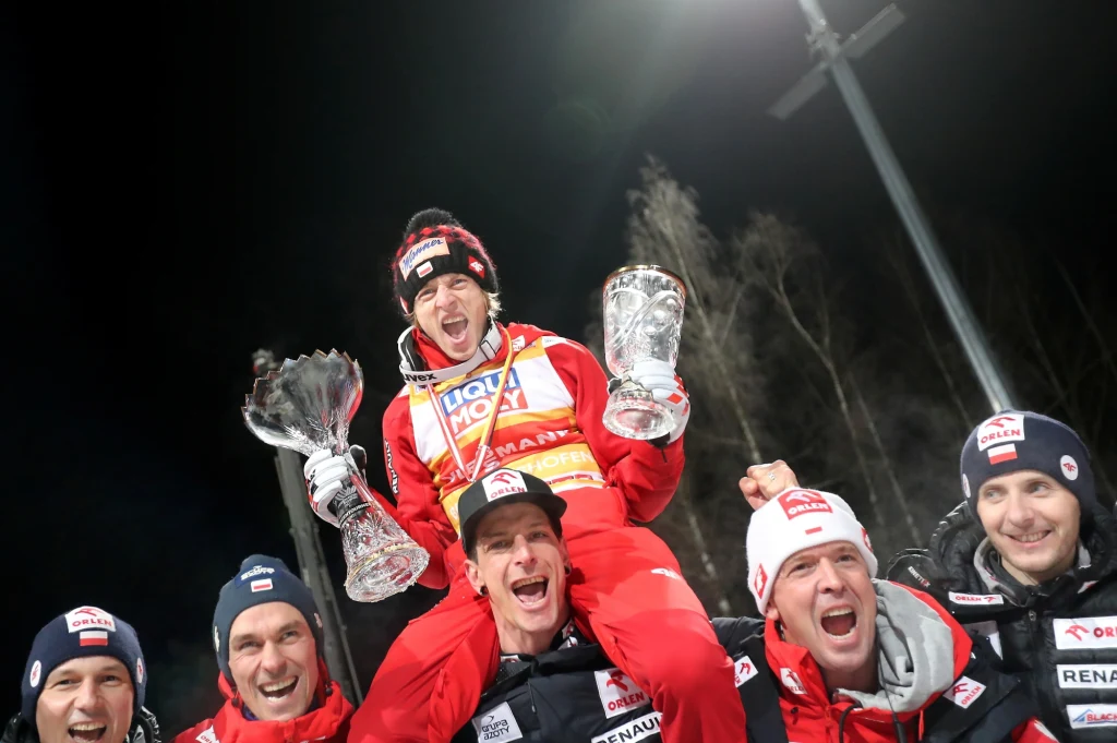 Radość polskiej drużyny skoczków po Turnieju Czterech Skoczni, w którym drugie miejsce zajął Dawid Kubacki Radość polskiej drużyny skoczków po Turnieju Czterech Skoczni, w którym drugie miejsce zajął Dawid Kubacki