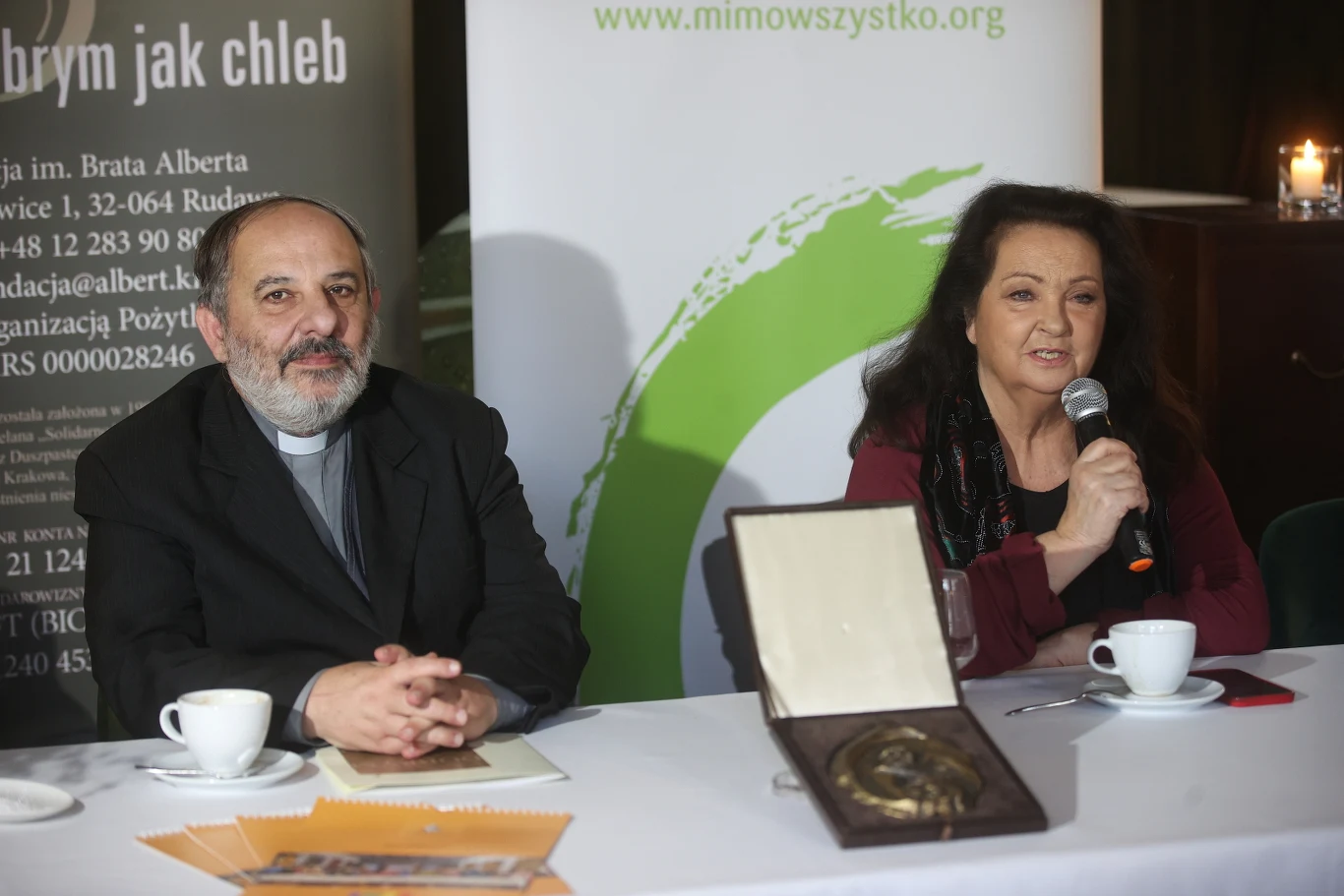 Tadeusz Isakowicz-Zaleski (L) oraz aktorka, założycielka fundacji "Mimo wszystko" Anna Dymna (P) podczas briefingu fundacji im. Brata Alberta oraz fundacji "Mimo Wszystko"