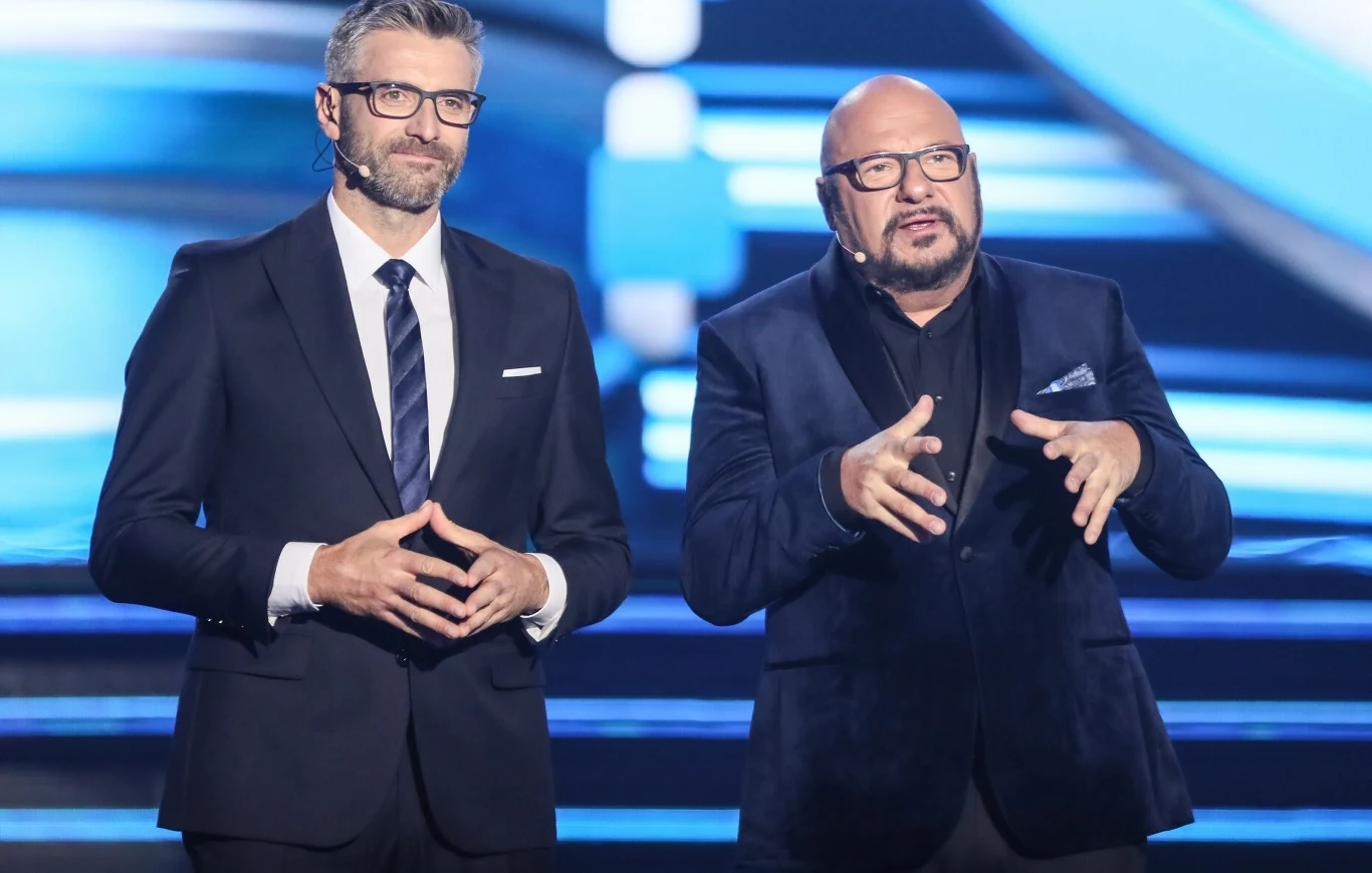 Maciej Dowbor i Piotr Gasowski na planie "Twoja Twarz Brzmmi Znajomo". Maciej Dowbor i Piotr Gasowski na planie "Twoja Twarz Brzmmi Znajomo".