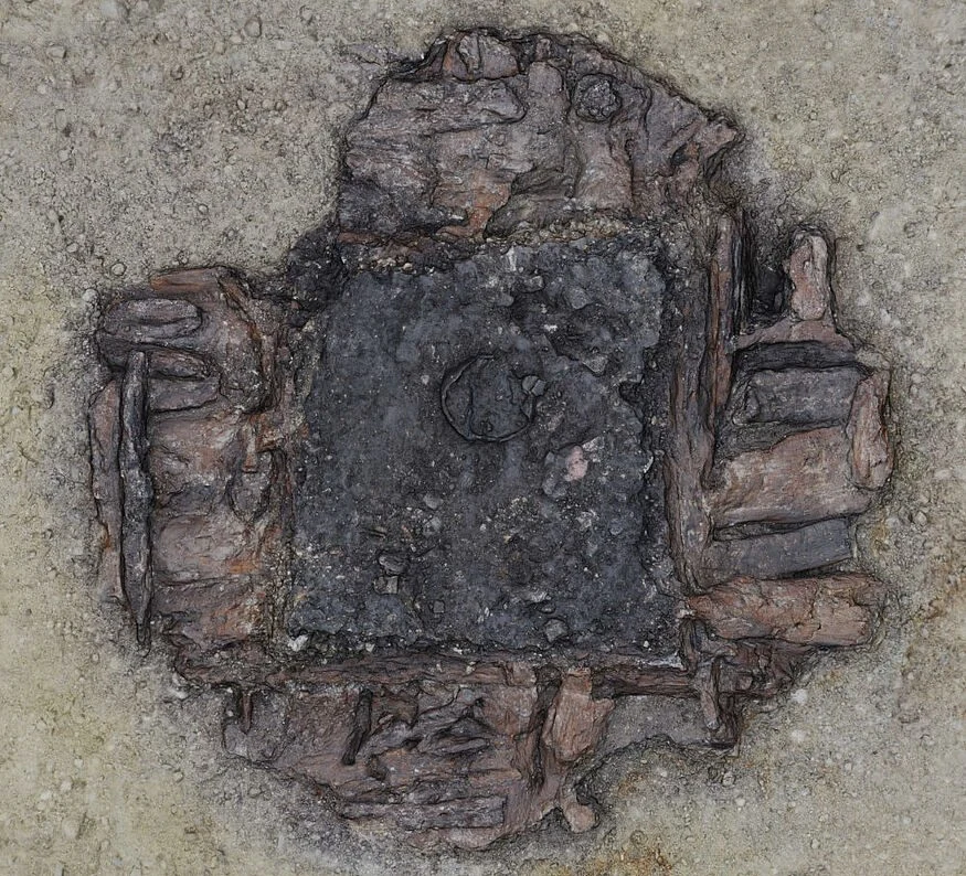 Odkryta studnia ma około 5 metrów długości i jest głębsza niż standardowe konstrukcje w regionie. Od 2021 roku archeolodzy znaleźli je w okoliach Germering Odkryta studnia ma około 5 metrów długości i jest głębsza niż standardowe konstrukcje w regionie. Od 2021 roku archeolodzy znaleźli je w okoliach Germering