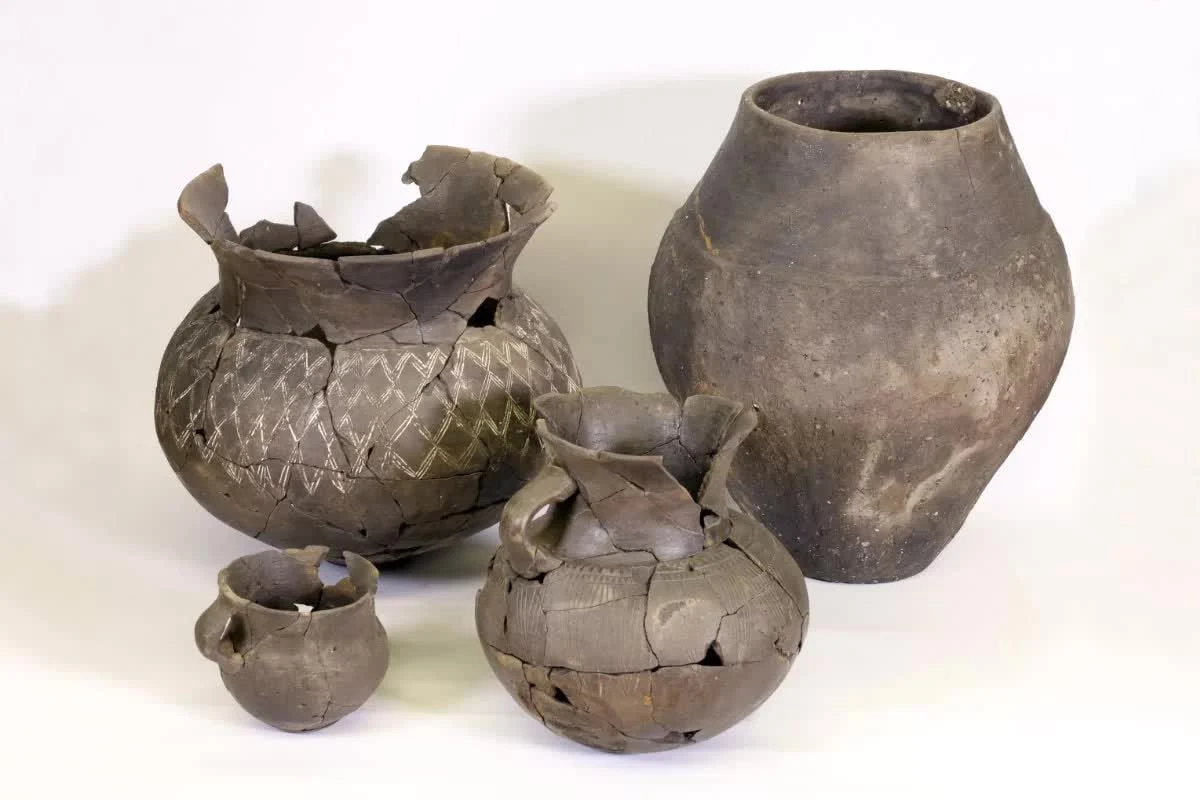 Ceramiczne naczynia znalezione w studni Ceramiczne naczynia znalezione w studni