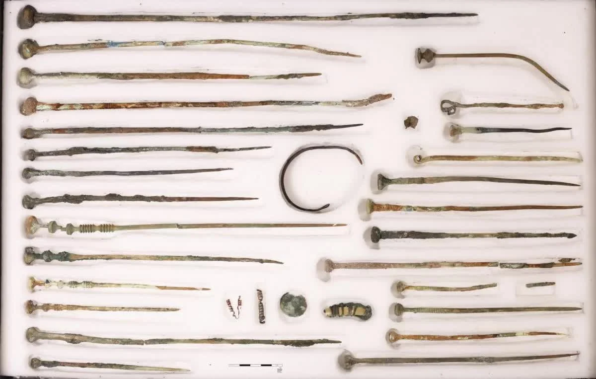 W studni archeolodzy znaleźli m.in. 26 spinek do ubrań z brązu. Skarb zawierał także 70 naczyń ceramicznych z różnych epok W studni archeolodzy znaleźli m.in. 26 spinek do ubrań z brązu. Skarb zawierał także 70 naczyń ceramicznych z różnych epok